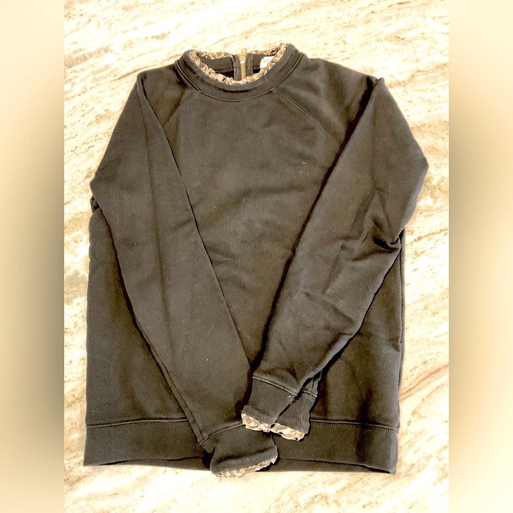 sweatshirt with leopard ruffle neck and cuffs